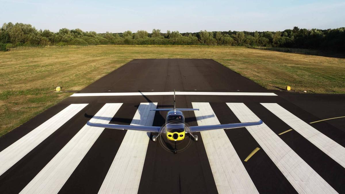 Charterflugzeug auf dem Vorfeld