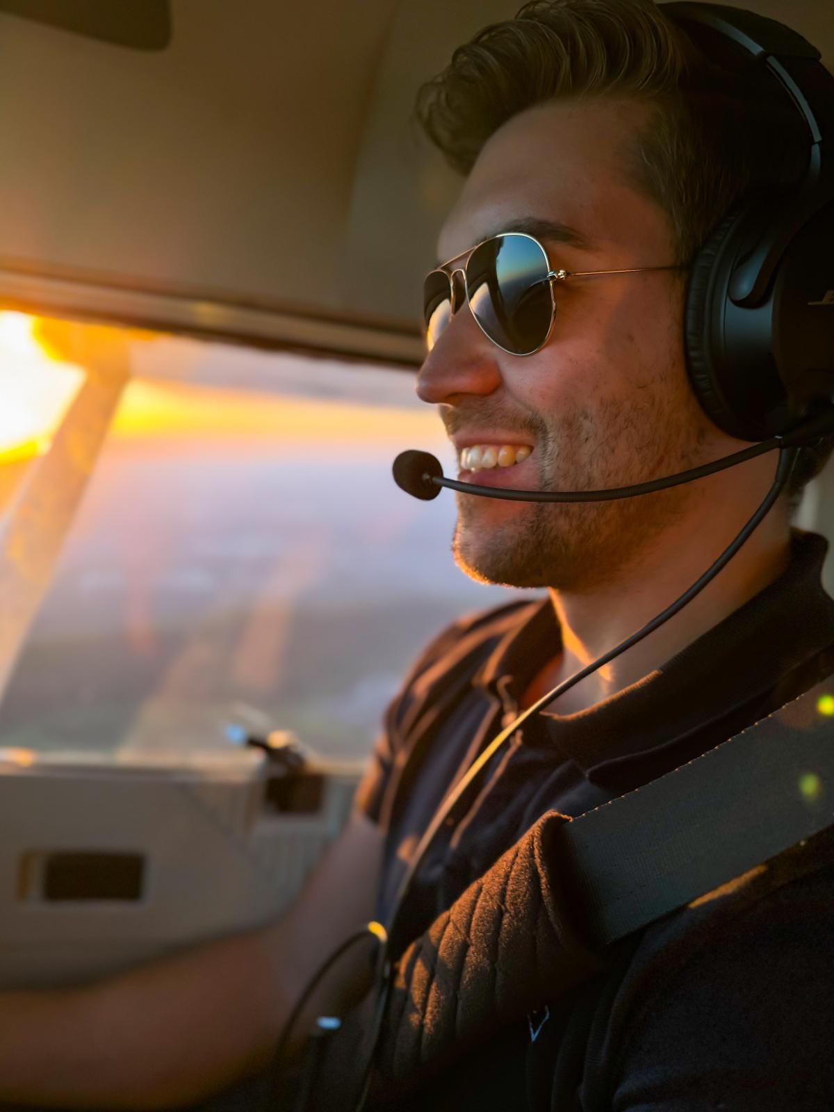 Flugsch&uuml;ler fliegt im Sonnenuntergang
