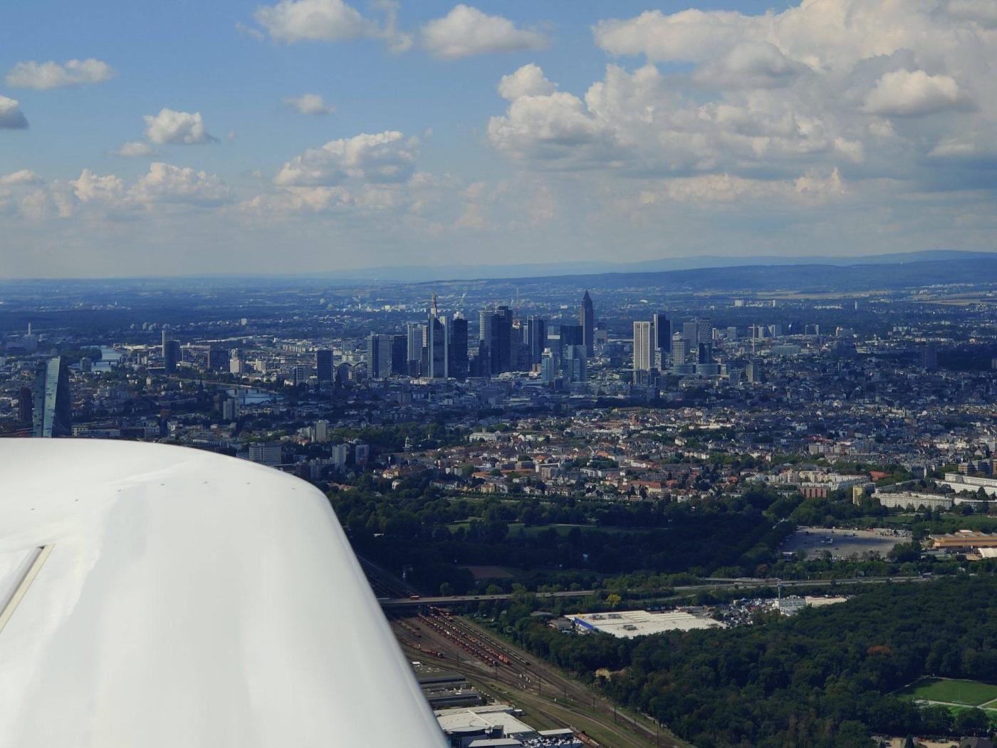 Frankfurt Skyline aus dem Cockpit