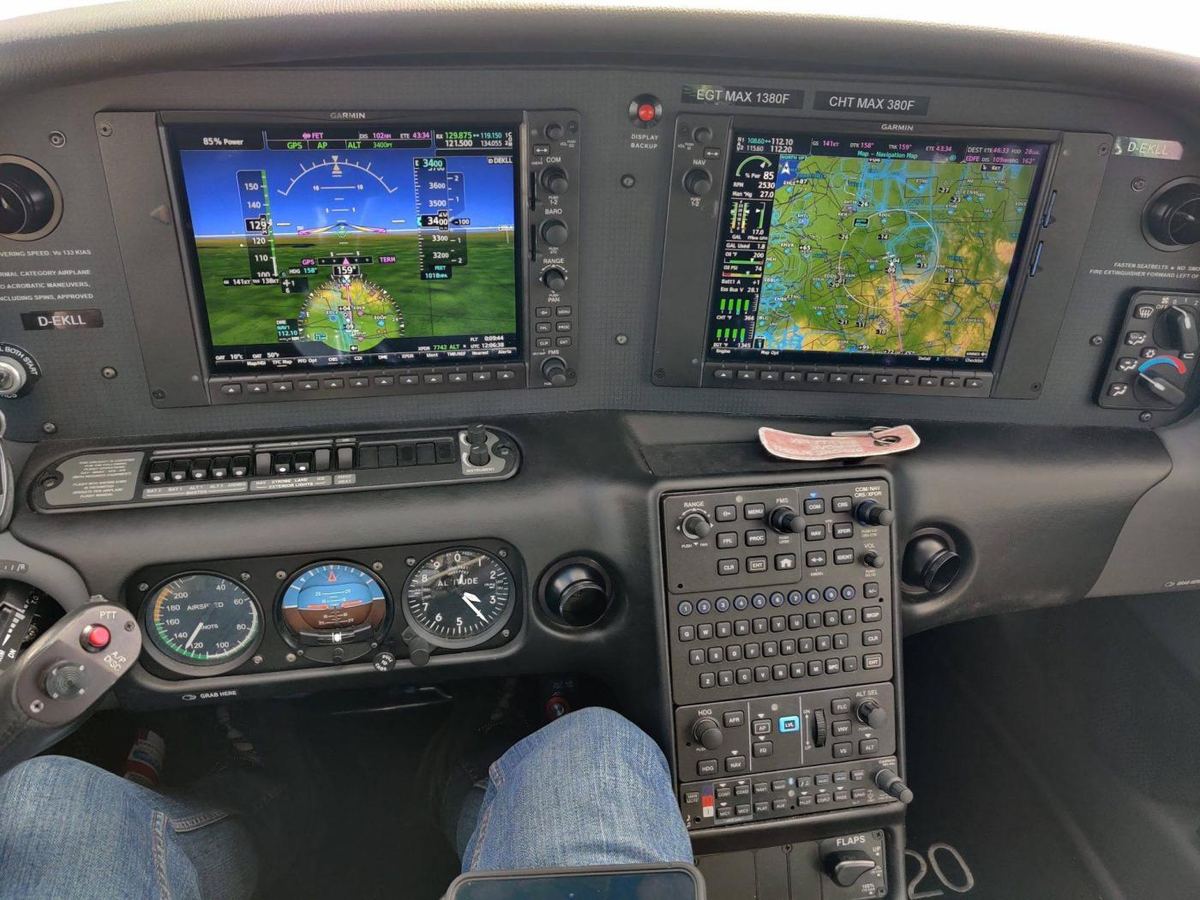 Cirrus SR20 Cockpit Perspective+ in flight