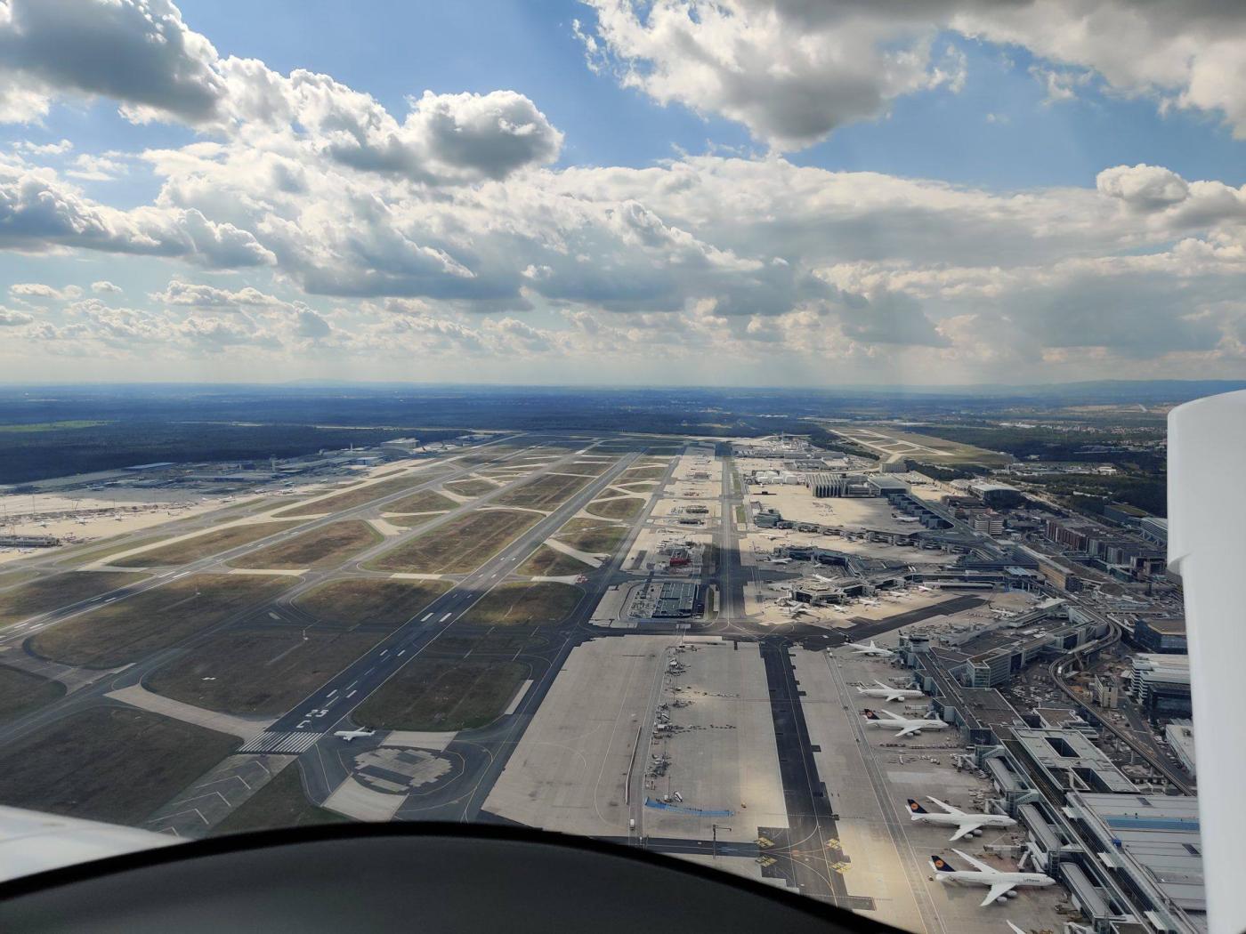 Cockpitblick &uuml;ber Frankfurt Airport Runways