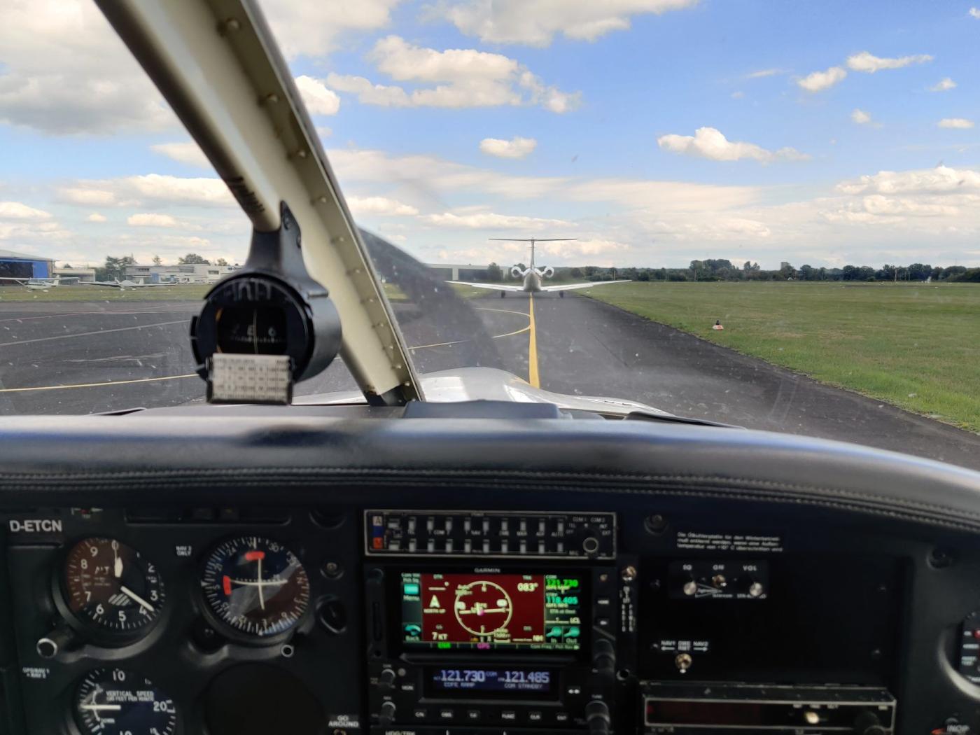 Cockpitblick auf die Landebahn in Egelsbach