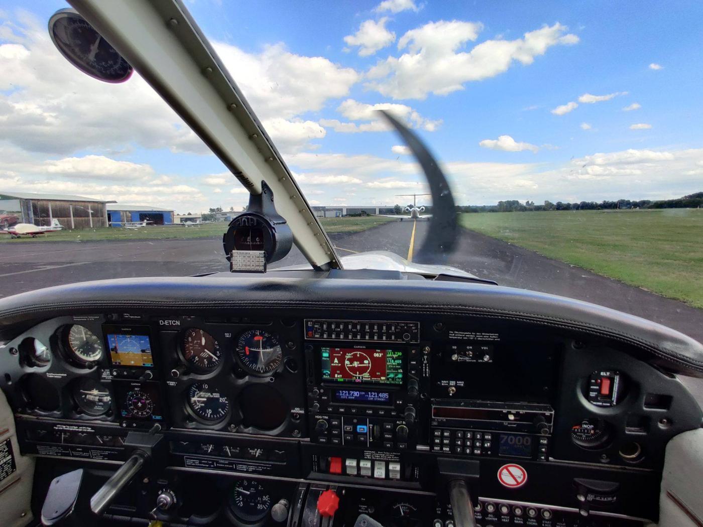 Cockpit Piper Archer auf dem Taxiway Egelsbach