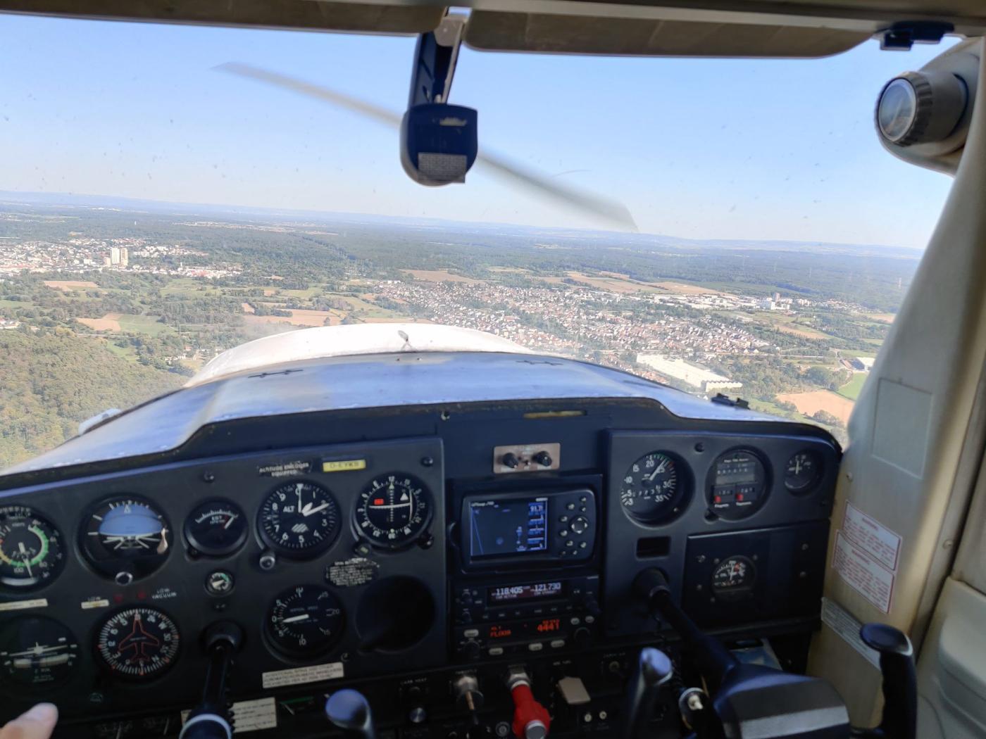 Cockpit-Blick beim Fliegen &uuml;ber das Rhein-Main-Gebiet