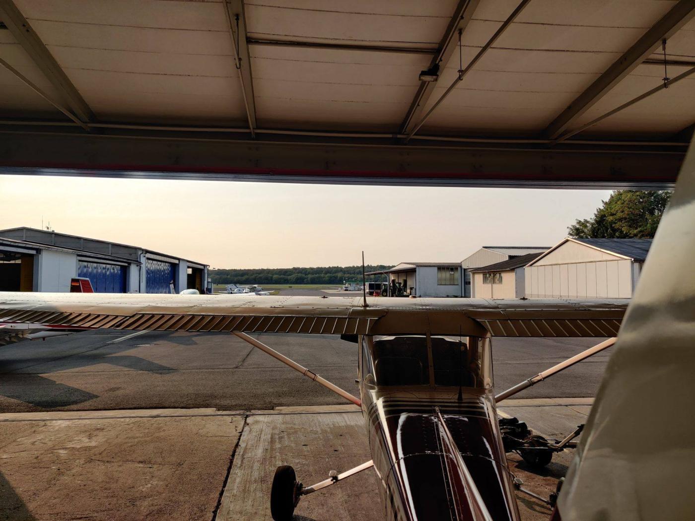 Cessna im Hangar am Flugplatz Egelsbach