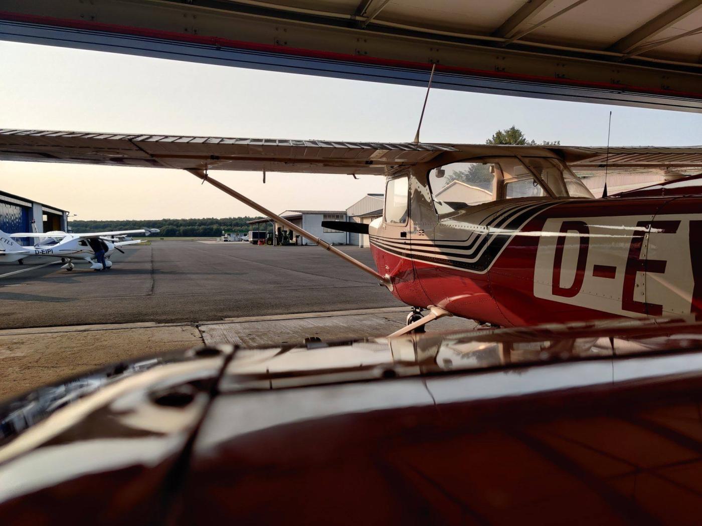 Cessna im Hangar am Flugplatz Egelsbach