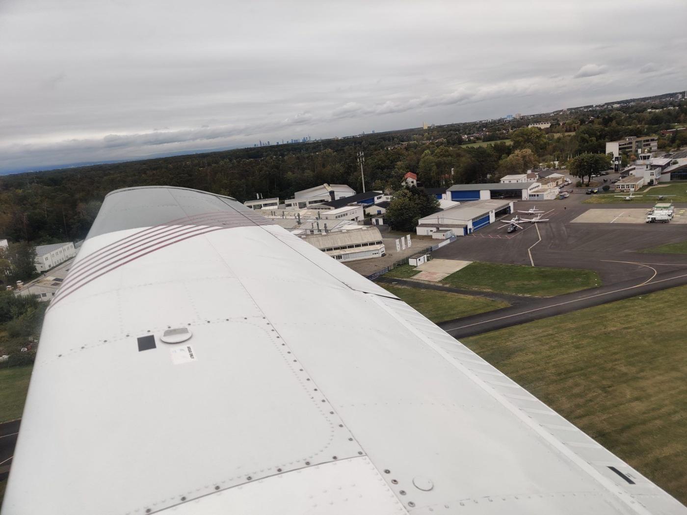 Blick auf den Flugplatz Egelsbach aus der Luft