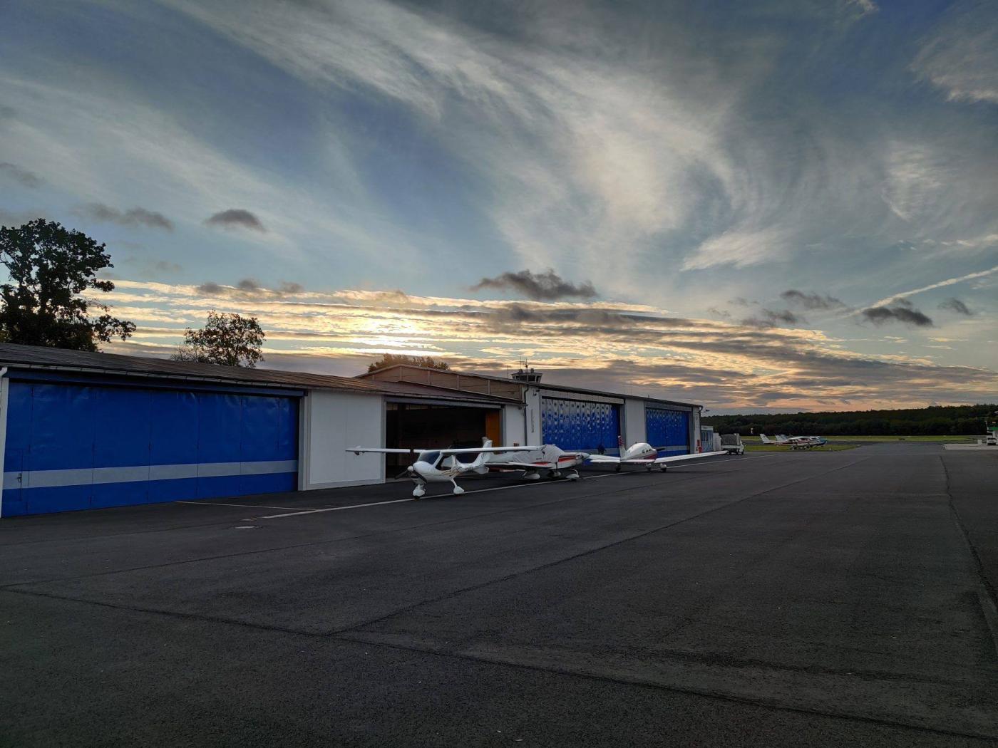 Hangars am Flugplatz Egelsbach bei Sonnenuntergang