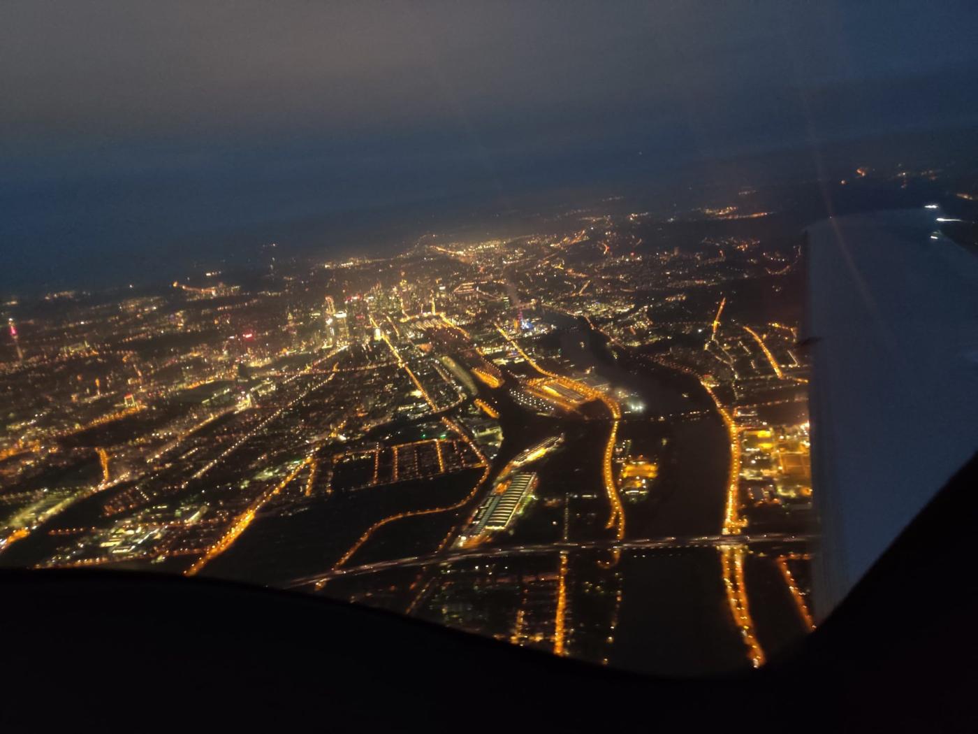Frankfurt bei Nacht aus der Luft