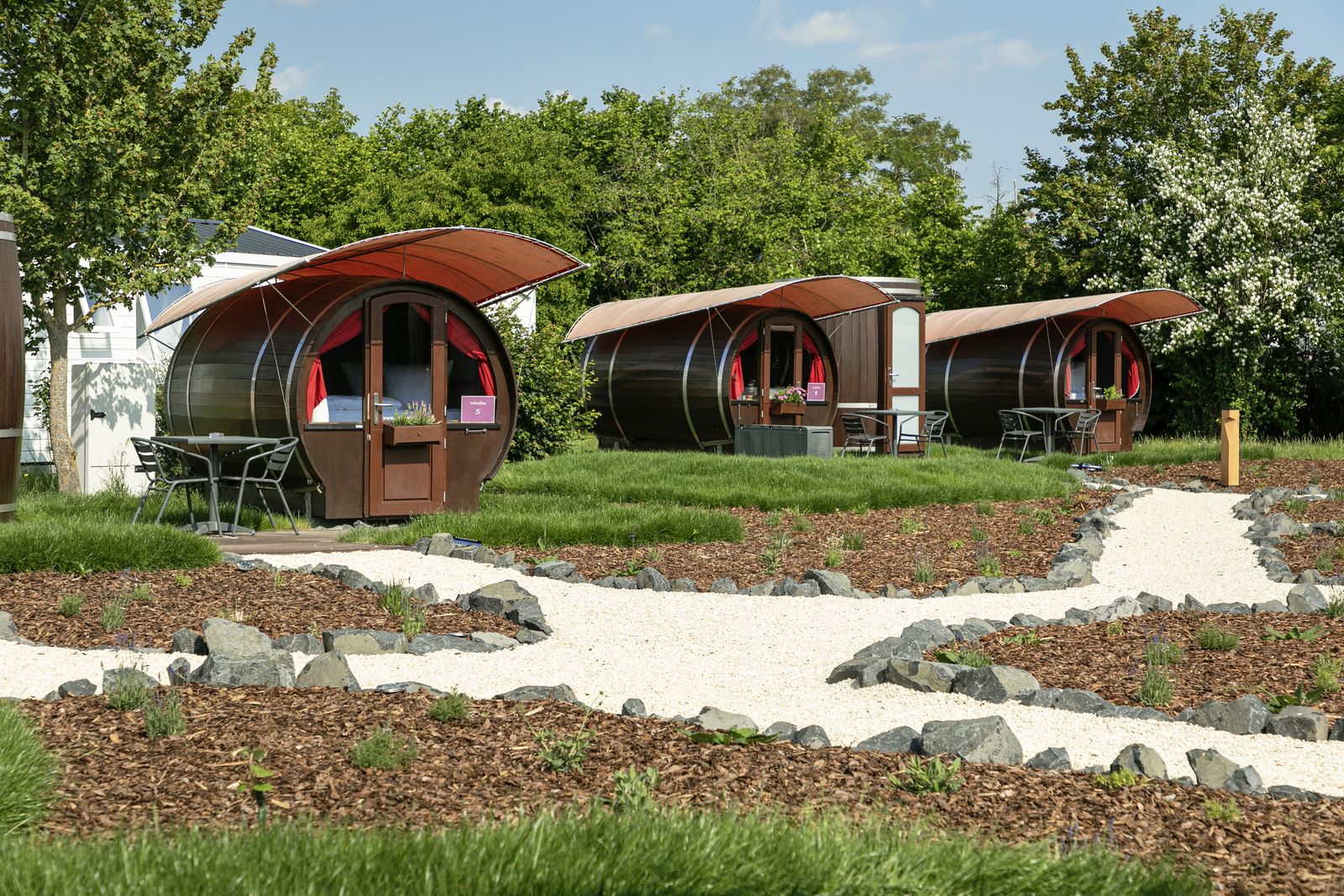 Drei Weinfass-Hütten im Weindorf des KNAUS Campingpark Bad Dürkheim