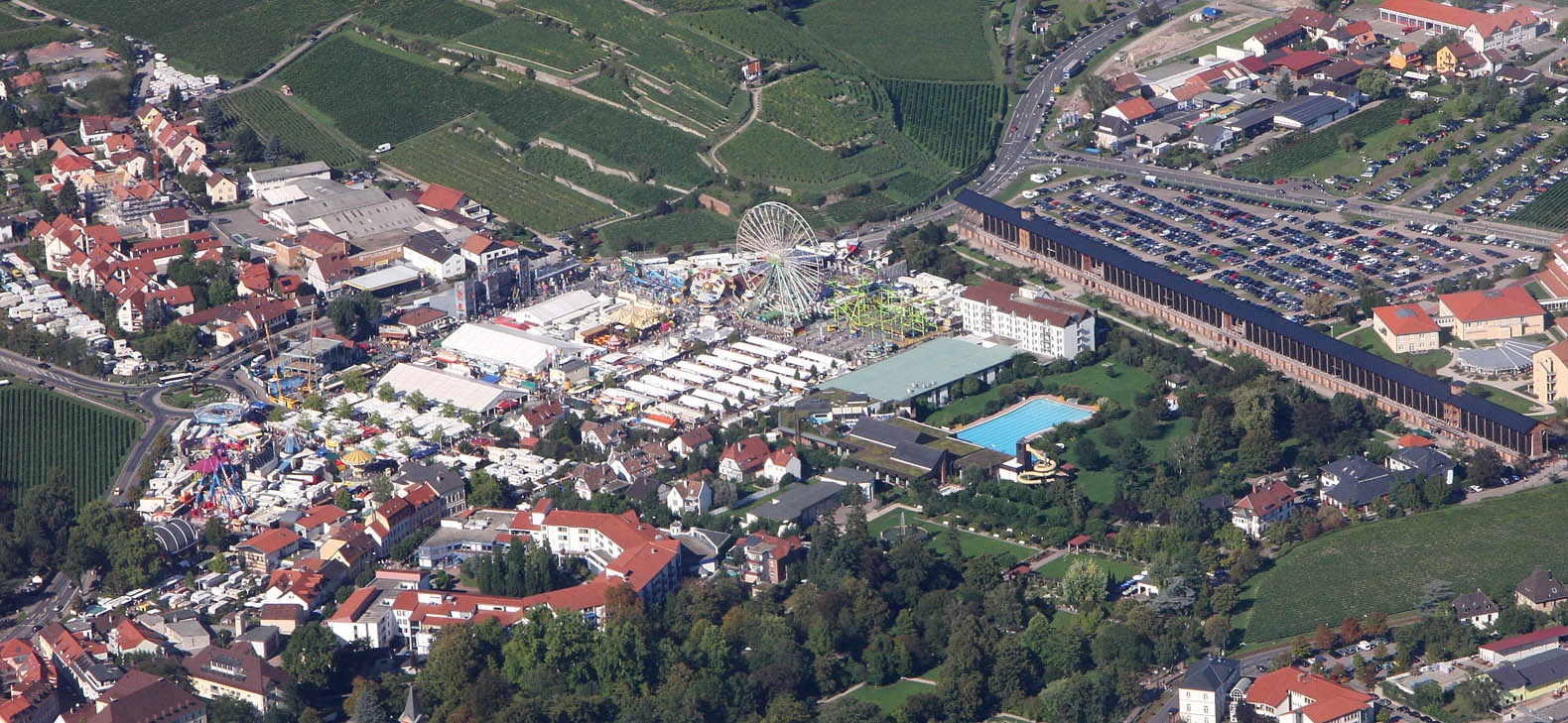 Dürkheimer Wurstmarkt aus der Luft — Festgelände, historische Saline und Pfälzer Weinberge